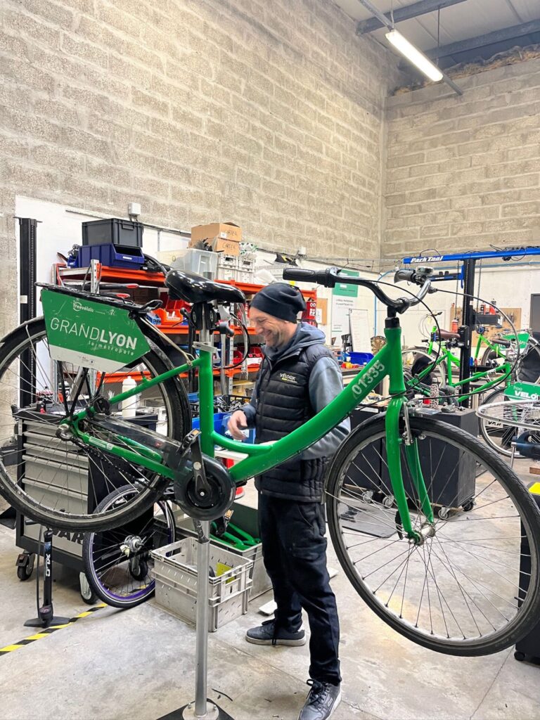 Réparation de vélo en atelier